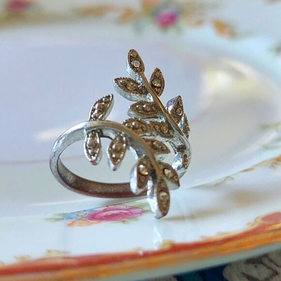 Vintage Art Deco Leaf Filigree Ring Size 8 - Picture 9 of 14